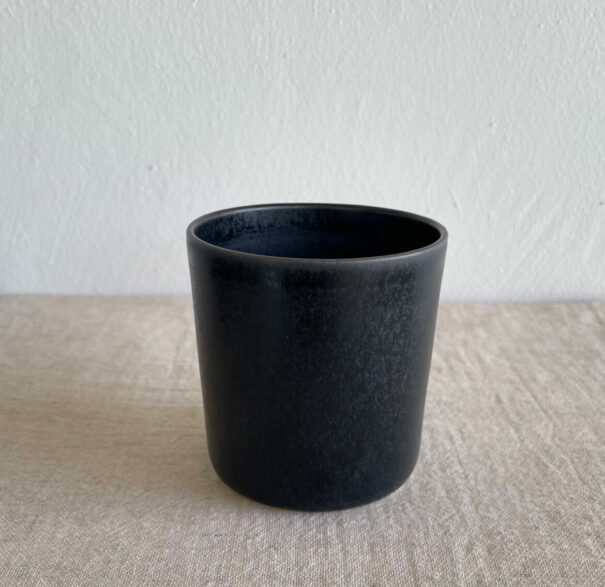 Schwarzer Keramikbecher auf Tisch_2