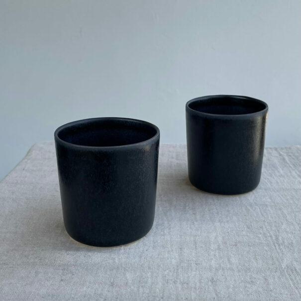 Zwei schwarze Keramikbecher