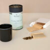 Tee Set mit Grüntee und Keramikbecher und Teefilter aus Papier